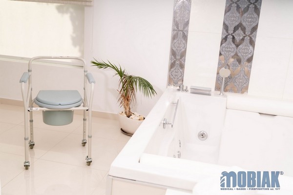 zlozljiv-toaletni-stol-na-kolesih-wheeled-folding-toilet-beige-005